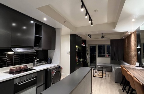 Bonifacio Global City Apartment | Corner Industrial 1BR Executive Suite + BGC City View