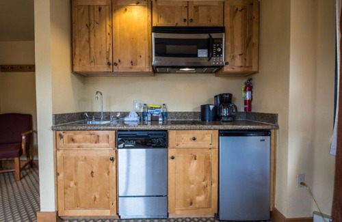 Crested Butte Apartment | Corner King Suite | Pet-Friendly | Heated Pool