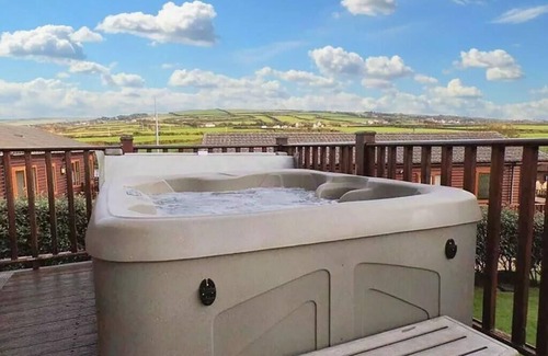 Tintagel Cabin | Cornish Coastal Lodge with hot tub. 2 bedrooms and steps to the coast.