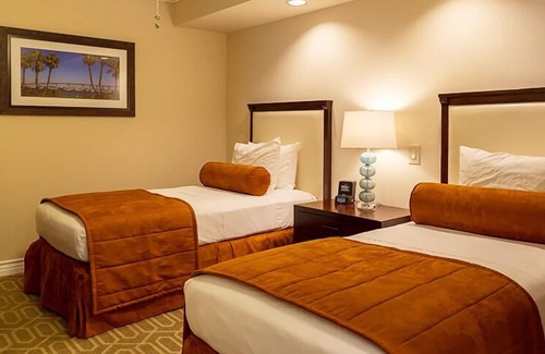 Coronado Hotel | Coronado Paradise Found! Relaxing Two Bedroom Unit with Kitchenette!