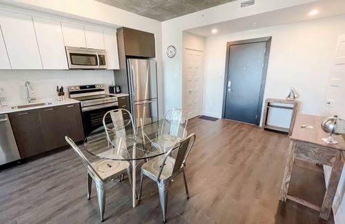 Saint-Laurent Apartment | Corporate Stays - Stylish 1BR Apartment with Rooftop Terrace