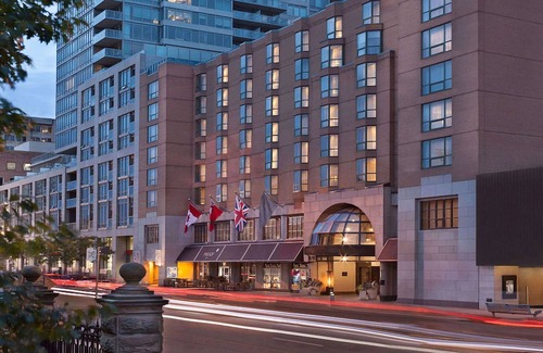 Downtown Toronto Hotel | Cosmopolitan Charm: Fine Dining, City Proximity, and Luxury Accommodations