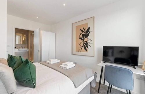 Clock House Apartment | Cosmopolitan Living: Upscale 1BR Gem in Beckenham