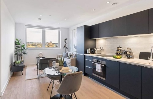 Clock House Apartment | Cosmopolitan Living: Upscale 1BR Gem in Beckenham