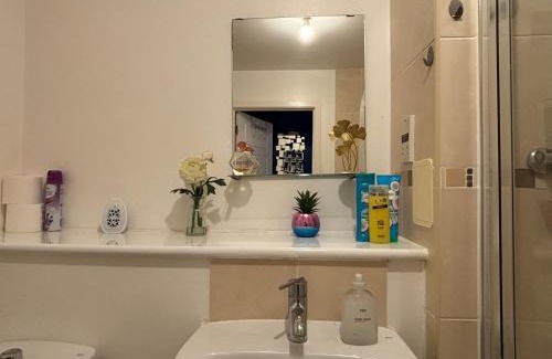 Grays Apartment | Cosy 1-Bedroom Apartment in Central Grays with Parking & Excellent Transport Links