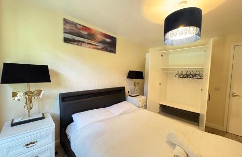 Custom House Apartment | Cosy 2-Bed Flat Near ExCeL and City Airport