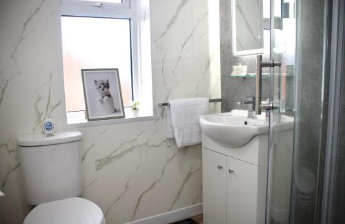 St Helens House | Cosy 2-Bed Home Near St Helens Centre - Free WiFi