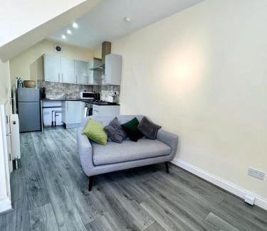 Newham Apartment | Cosy 2 Bed House in East Ham