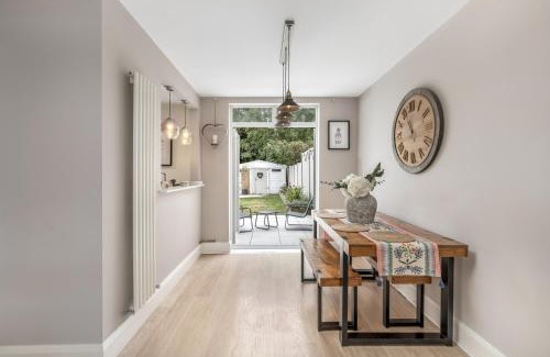 Wyken Apartment | Cosy 2-Bed Retreat with Great Location