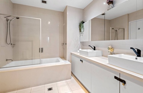 Essendon North Apartment | Cosy 2-Bed Unit with Study Nook & Alfresco Dining