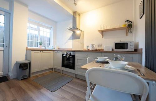 City Centre House | Cosy 2-Bedroom Townhouse - FREE Parking