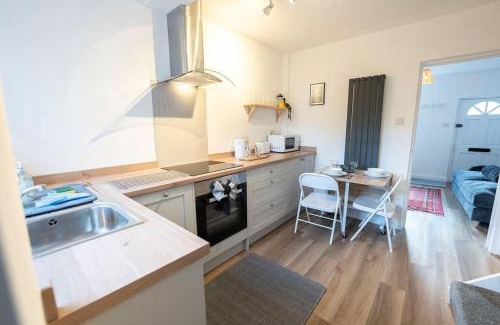 City Centre House | Cosy 2-Bedroom Townhouse - FREE Parking