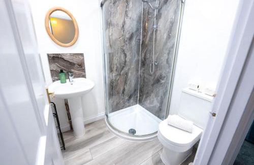 City Centre House | Cosy 2-Bedroom Townhouse - FREE Parking