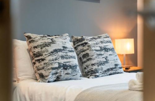 Newton St Loe House | Cosy 2-Bedroom Central Home with Private Hot Tub