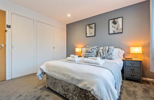 Newton St Loe House | Cosy 2-Bedroom Central Home with Private Hot Tub