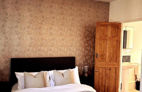 Downham House | Cosy 2-Bedroom Home with Large Private Garden