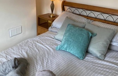 Widnes House | Cosy 2-bedroom House in Widnes Sleeps 4