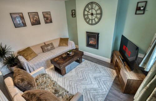 Trafford Apartment | Cosy 2BR Cottage, Driveway,EV port, Pet Friendly