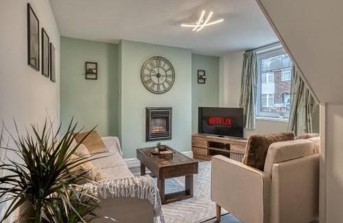 Trafford Apartment | Cosy 2BR Cottage, Driveway,EV port, Pet Friendly