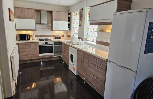 Clayton House | Cosy 3-bed Semi-detached House in Bradford
