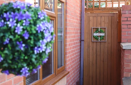 Sheldon House | Cosy 3 bedroom 2 Bathroom House with Parking