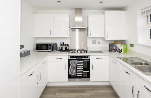 Chatham House | Cosy 5 Bedroom House With Parking