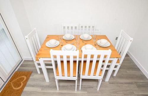 Chatham House | Cosy 5 Bedroom House With Parking