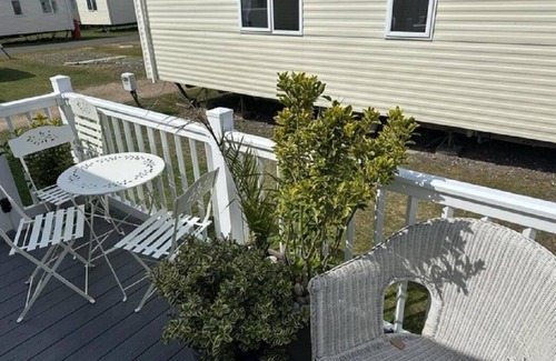 Kessingland House | Cosy 6 berth caravan with side decking at Kessingland Beach, Suffolk ref 90031SV