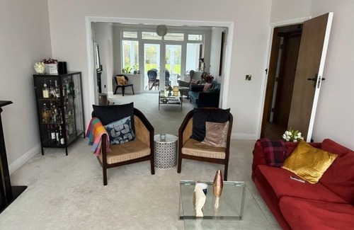 Canons House | Cosy and lovely 4-Bed House in Stanmore