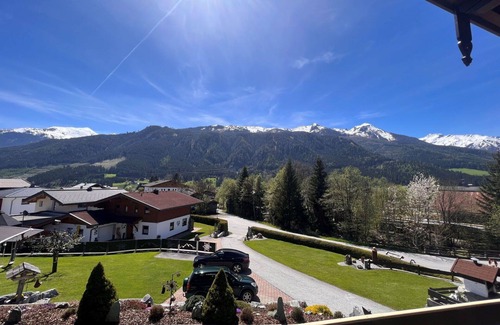 Muhlbach im Pinzgau Apartment | Cosy apartment for 8 guests with WIFI, TV, terrace, pets allowed and panoramic view