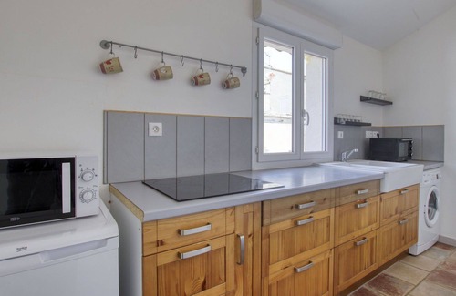 Le Beausset Apartment | Cosy apartment for 4 people with A/C, WIFI, TV, terrace, pets allowed and parking