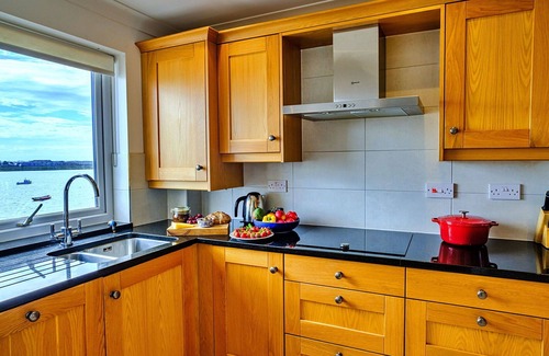 Burnham-on-Crouch Apartment | Cosy apartment for 5 people with WIFI, balcony, pets allowed and parking