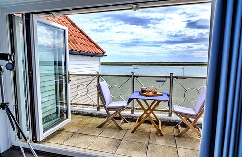 Burnham-on-Crouch Apartment | Cosy apartment for 5 people with WIFI, balcony, pets allowed and parking