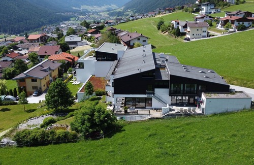 Telfes im Stubai Apartment | Cosy apartment for 4 guests with WIFI, pool, TV, terrace, pets allowed and parking