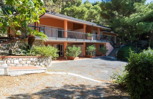Andora Villa | Cosy apartment in villa for 4 guests with WIFI, A/C, TV, terrace, pets allowed and parking