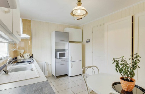 La Richardais Apartment | Cosy apartment for 2 guests with WIFI, TV and parking