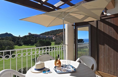 Le Dramont Apartment | Cosy apartment for 4 people with WIFI, pool, TV, terrace and parking