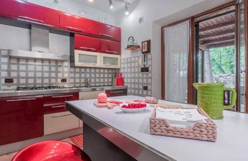 Monteriggioni Apartment | Cosy apartment for 4 people with pool, WIFI, TV and veranda, close to Siena