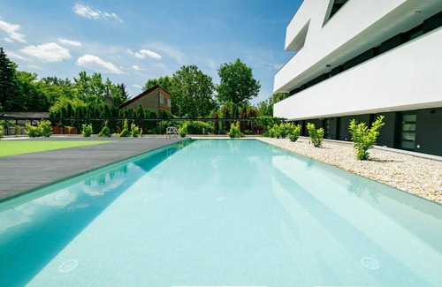 Balatonszemes Apartment | Cosy apartment for 6 people with pool, A/C, WIFI, TV, terrace, pets allowed and parking