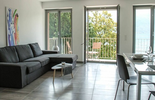 Melide Apartment | Cosy apartment for 2 guests with WIFI, TV, terrace, pets allowed, panoramic view and parking
