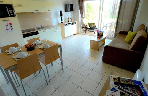 Azille Apartment | Cosy apartment for 2 people with pool, WIFI, TV, terrace, pets allowed and parking