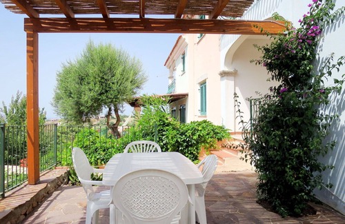 Tanaunella Apartment | Cosy apartment for 4 guests with TV, terrace and parking