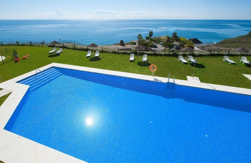 Torrox Costa Apartment | Cosy apartment for 4 people with A/C, WIFI, pool, TV, terrace, pets allowed and parking
