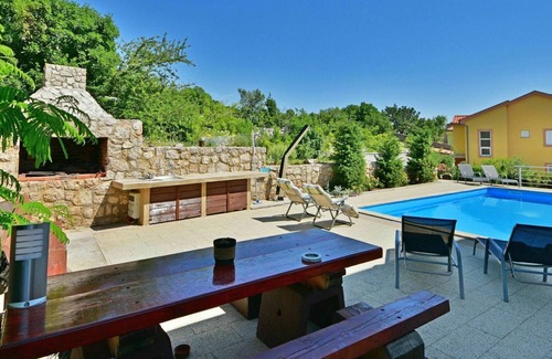 Ribarica Apartment | Cosy apartment for 4 people with WIFI, pool, A/C, TV, terrace, pets allowed and parking