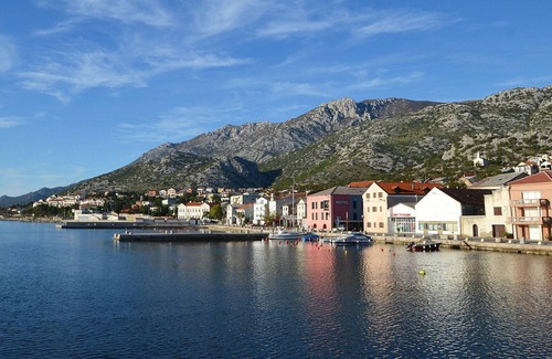 Ribarica Apartment | Cosy apartment for 4 people with WIFI, pool, A/C, TV, terrace, pets allowed and parking