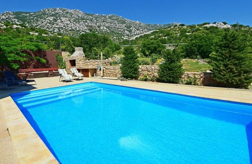 Ribarica Apartment | Cosy apartment for 4 people with WIFI, pool, A/C, TV, terrace, pets allowed and parking