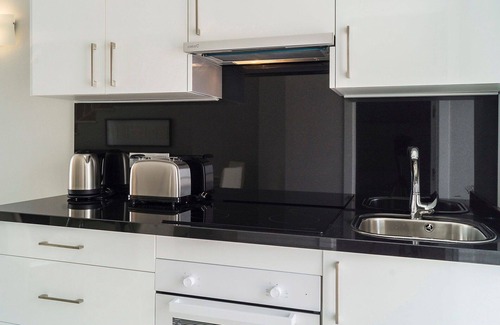 Urbanizacion Hacienda las Chapas Apartment | Cosy apartment for 5 guests with WIFI, A/C, pool, TV, terrace, pets allowed and panoramic view