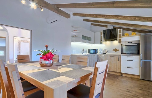 Valica Apartment | Cosy apartment for 6 guests with WIFI, A/C, private pool, TV and terrace