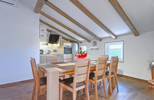 Valica Apartment | Cosy apartment for 6 guests with WIFI, A/C, private pool, TV and terrace
