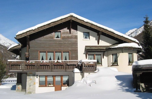 Saas Almagell Apartment | Cosy apartment for 8 people with WIFI, TV, patio, pets allowed and panoramic view